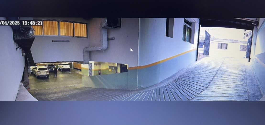 Cámara de vigilancia CCTV monitoreando una rampa de acceso vehicular.