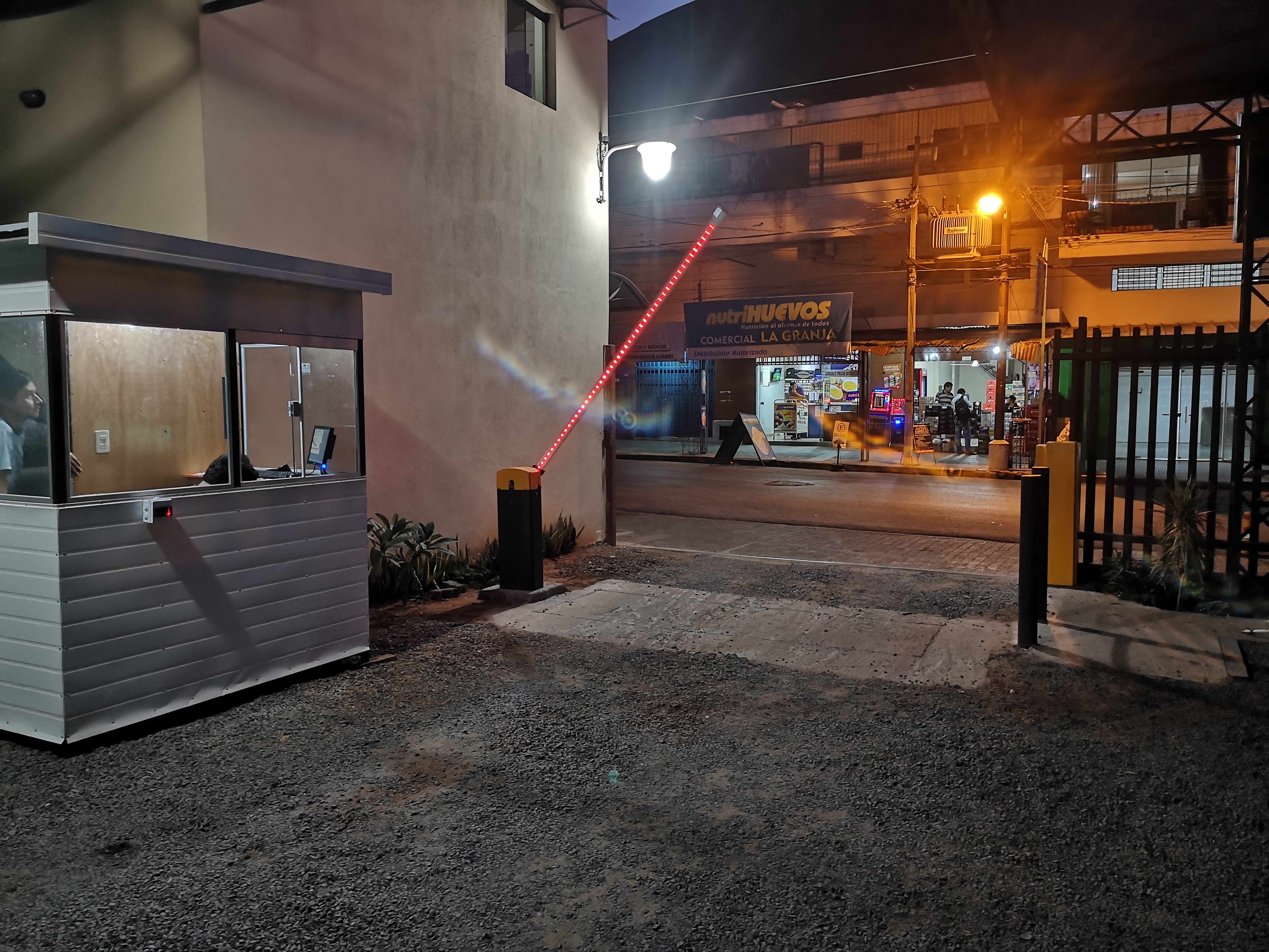 Acceso con barrera automática en Parking San Lorenzo, gestionado con sistema Multilinea.